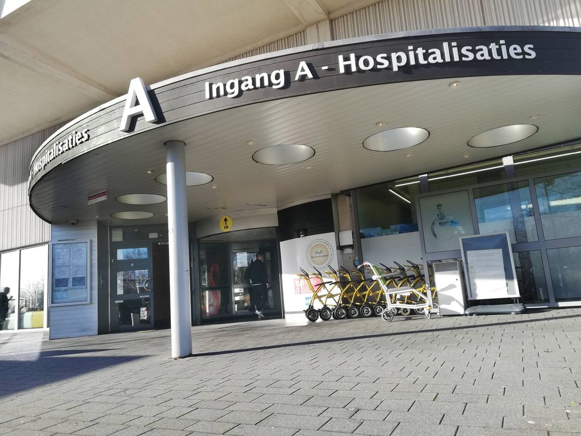 De hoofdingang van het Universitair Ziekenhuis Brussel in Jette