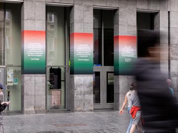 Verschillende Brusselse cultuurhuizen hangen protestbanners op om hun onbegrip te uiten over het regeringsbeleid rond Gaza. De boodschap is een initiatief van de brede cultuursector en is onder meer te zien aan de gevel van Ancienne Belgique